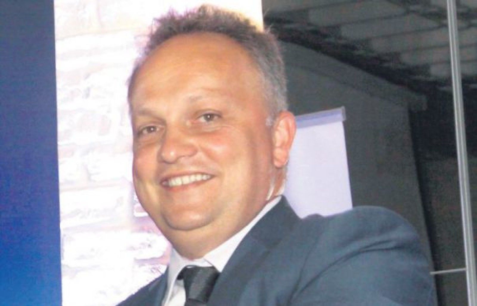 Cât mai costă o pereche de cătușe la DNA?