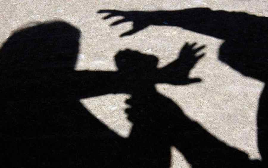 Patru adolescenţi, în arest la domiciliu după ce au bătut o tânără
