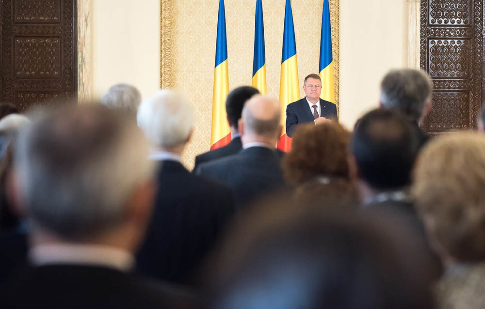 Proiect adoptat: Diplomaţii români, obligaţi să cunoască cel puţin două limbi străine