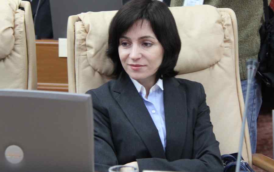 Rivalii vor să o prezinte în „posturi jenante” pe candidata pro-europeană de la Chişinău