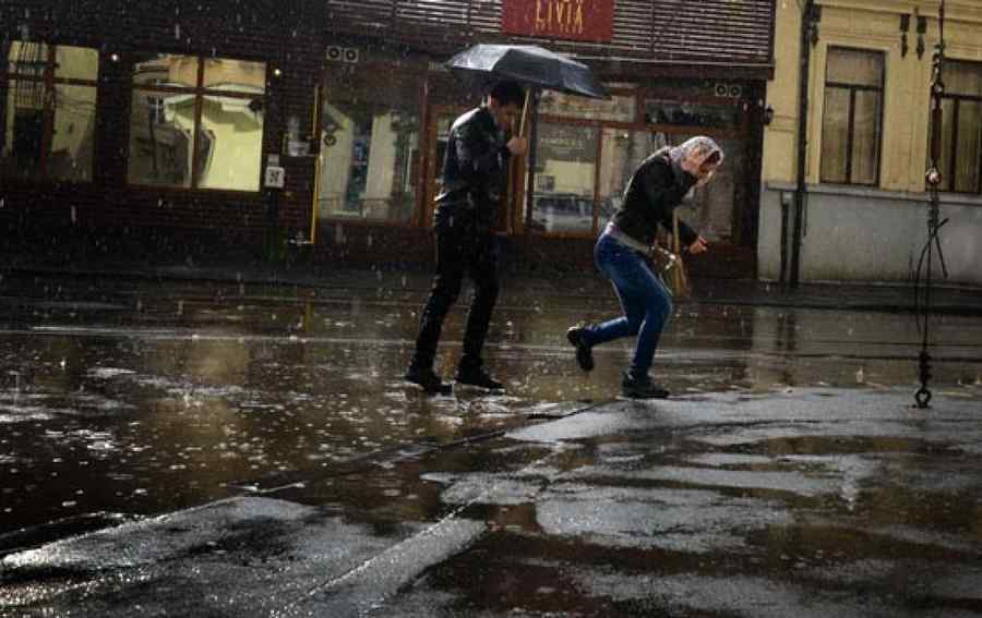 Noi avertizări de ploi puternice în aproape toată ţara