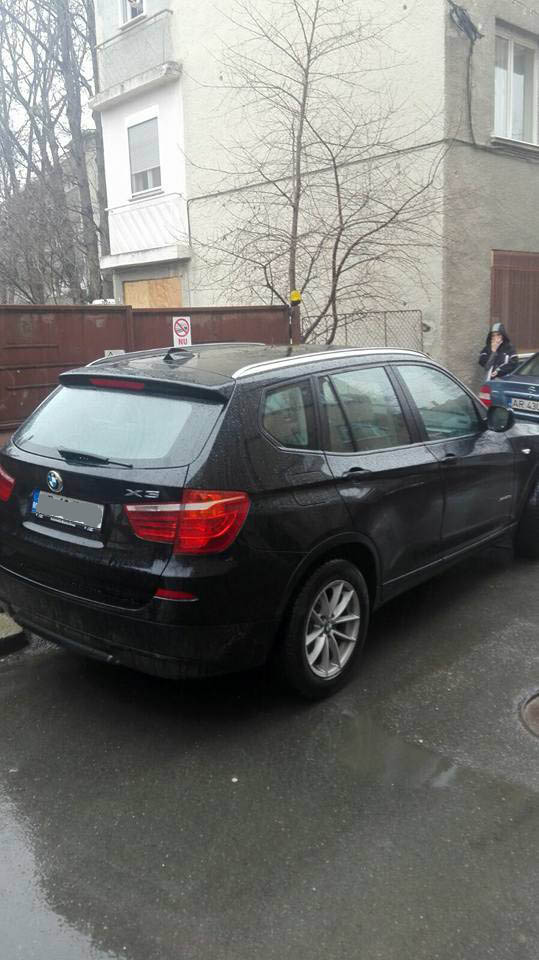 Blocată în propria curte de o maşină cu însemnele Camerei Deputaţilor