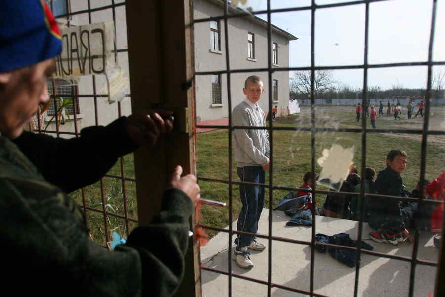 Școli cu lacăt pe ușă