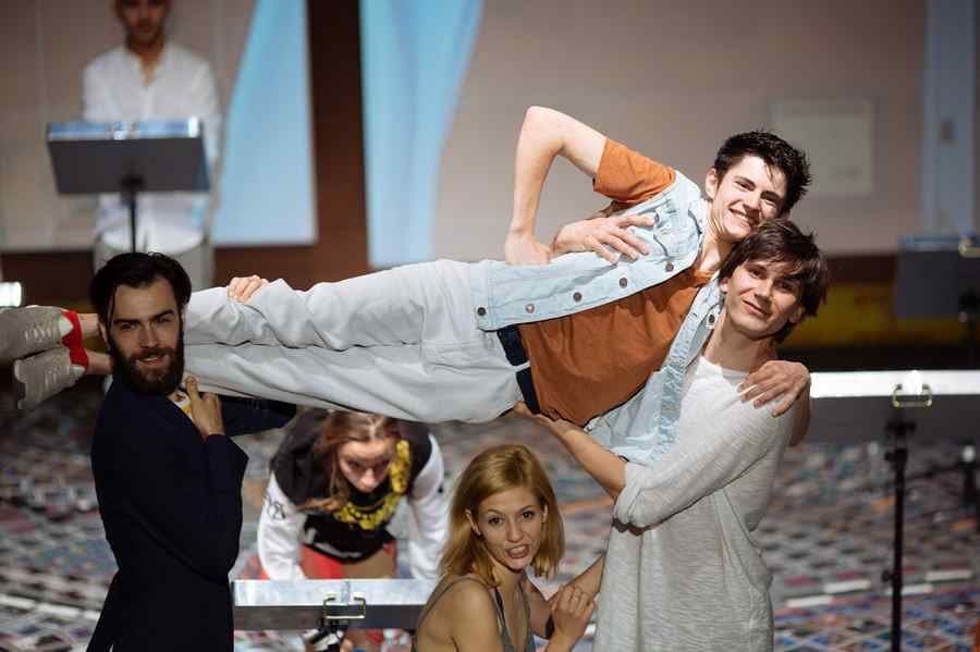 „București. Instalație umană”, o întâlnire cu teatrul, dansul, sound-designul şi video-ul