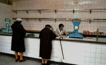 Jumătate din salariul unui român se duce pe mâncare