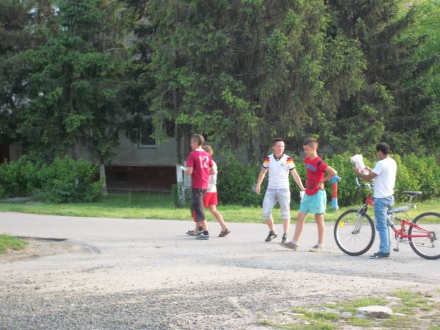 Copii plătiţi să împartă materiale electorale