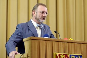 Decanul Facultăţii de Drept şi-a dat demisia