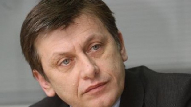 Antonescu: Există trei mize uriaşe ale referendumului