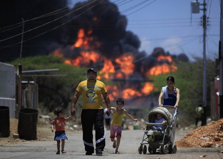 Catastrofă în Venezuela: Incendiul care a făcut 48 de victime s-a extins la rafinăria Amuay