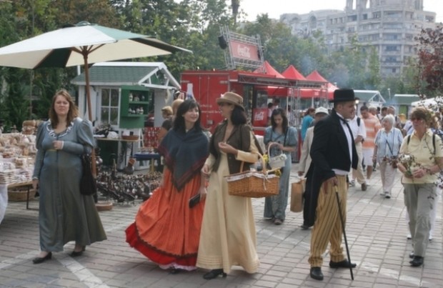 Spectacolele invadează străzile şi parcurile oraşului