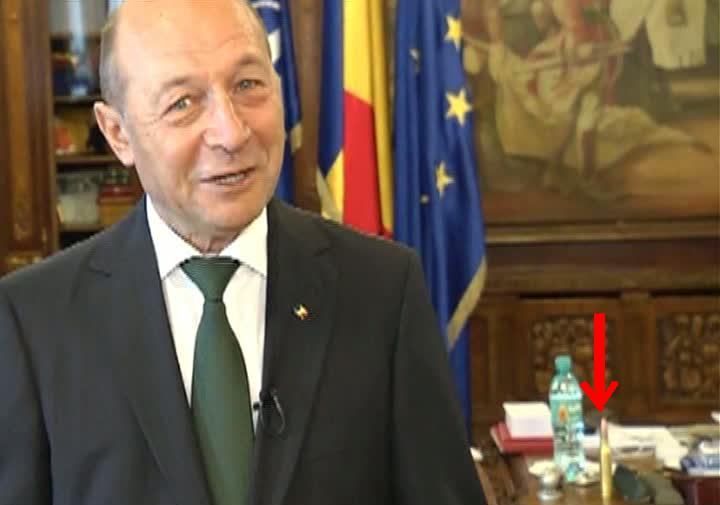 Mesajul lui Băsescu către români, cu GLONŢUL pe birou