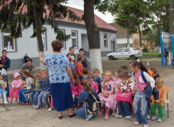 Elev de clasa a doua bătut şi băgat cu capul în toaletă de doi colegi
