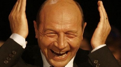 Băsescu, râzând la ieșirea de la negocieri