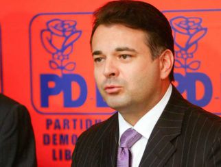 Un senator şi un deputat PDL se cearta ca la uşa cortului