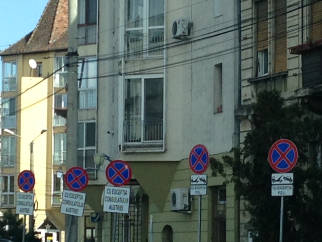 Bucureştenii au furat cu panseluţele şi cu locurile de joacă, timişorenii – cu semnele de circulaţie