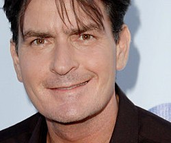 Charlie Sheen a absolvit, în sfârşit, liceul