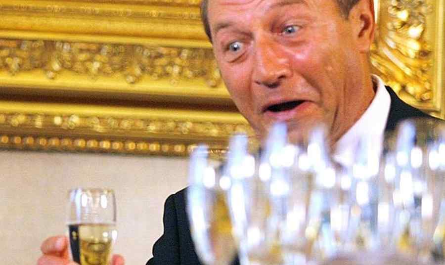 Pentru Băsescu, fără număr! EBA i-a dedicat o manea