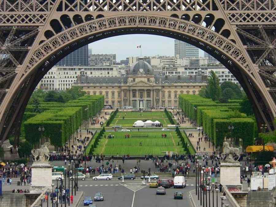 PSG a rezervat Turnul Eiffel pentru Messi