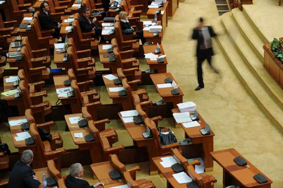 Parlamentul a adoptat raportul Comisiei privind prezidenţialele din 2009