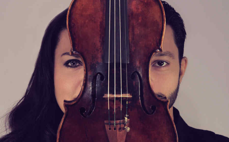 Răzvan Stoica și vioara sa „Stradivarius” din 1729, pe scena Sălii Radio