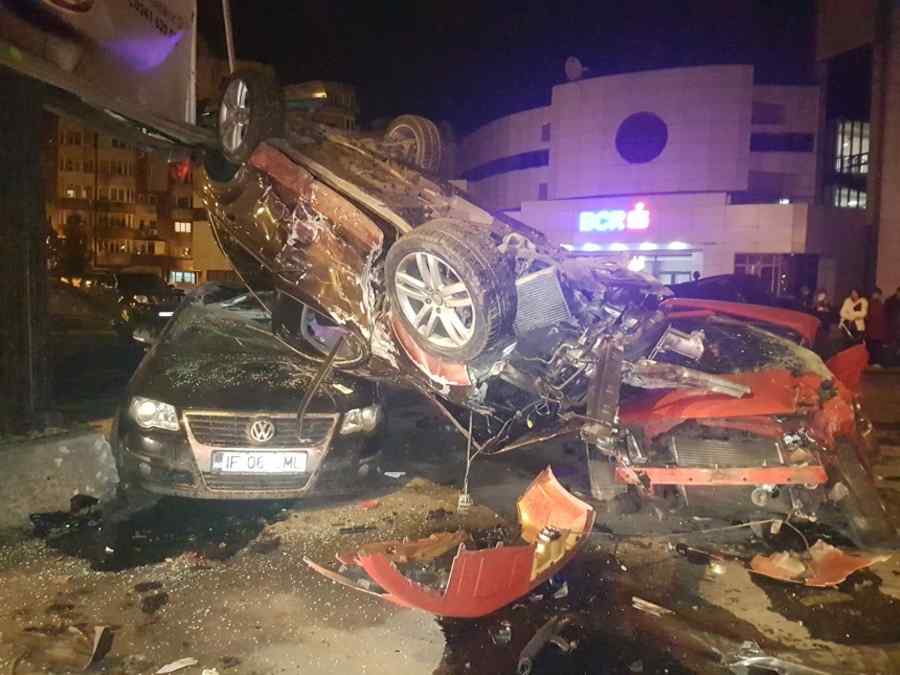 Dezastru provocat de o șoferiță (VIDEO)