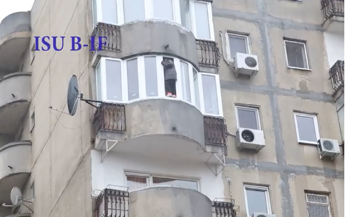 Imagini șocante cu o femeie ce amenința că se aruncă de la etaj (VIDEO)