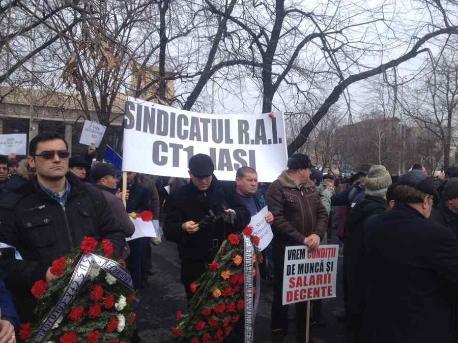 Protest al CFR-iștilor la Ministerul Transporturilor