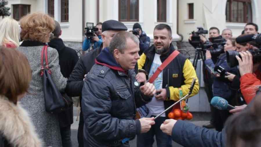 Miting cu portocale la Palatul Cotroceni