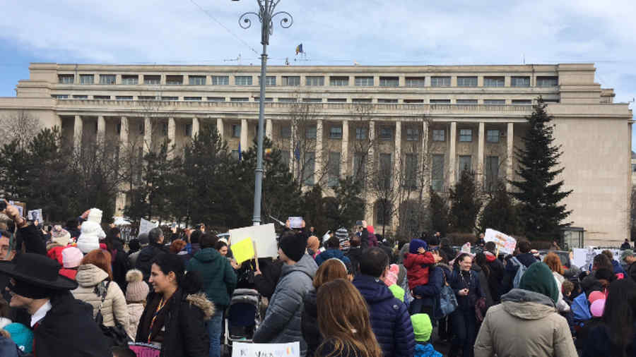 Protest al părinţilor, în Piața Victoriei: Nu se încurajează natalitatea