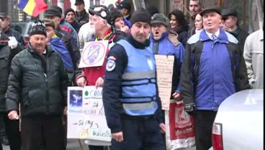 Zeci de manifestanți cer demisia Laurei Codruța Kovesi