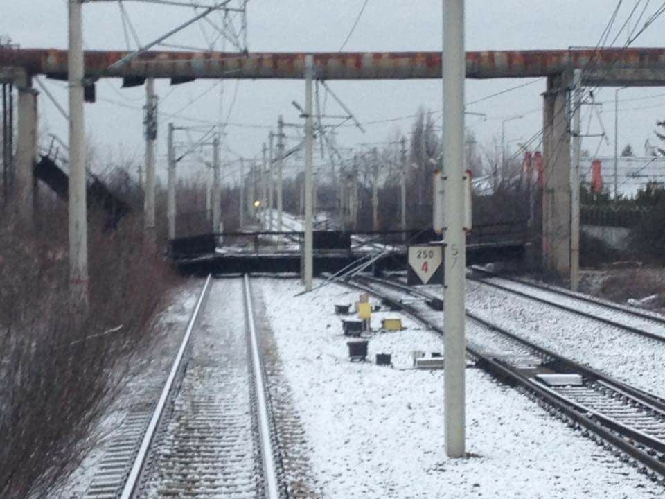 Pasarelă prăbușită pe calea ferată