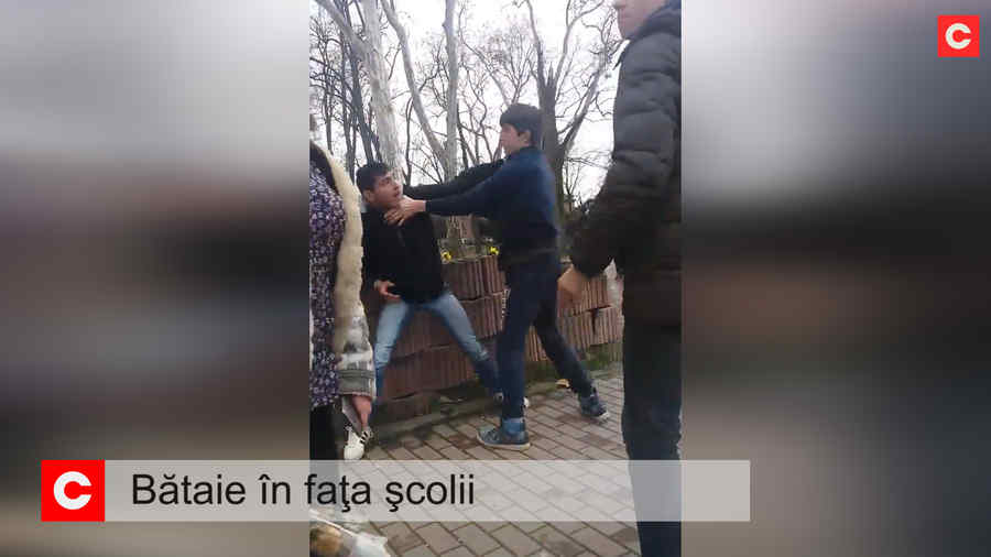 Lupta unor elevi, oprită de o fată