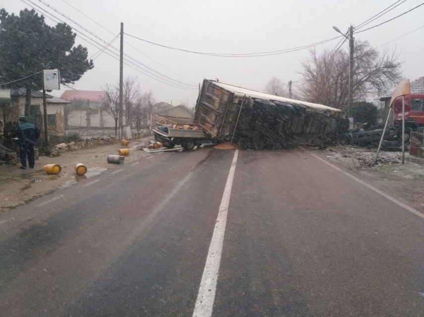TIR răsturnat peste o mașină cu butelii (VIDEO)