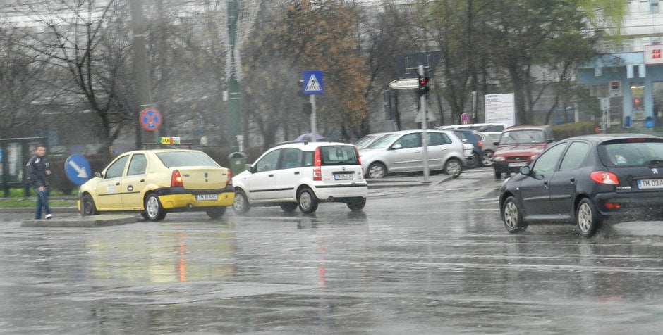 Atenţie şoferi, carosabil umed pe autostrăzi şi drumuri naţionale!