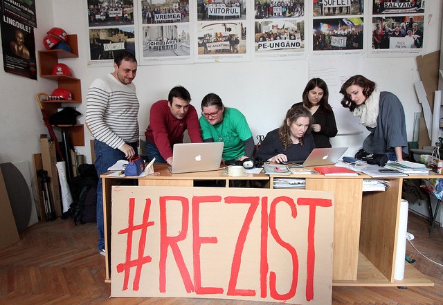 Cine se află în spatele petiţiei către Iohannis