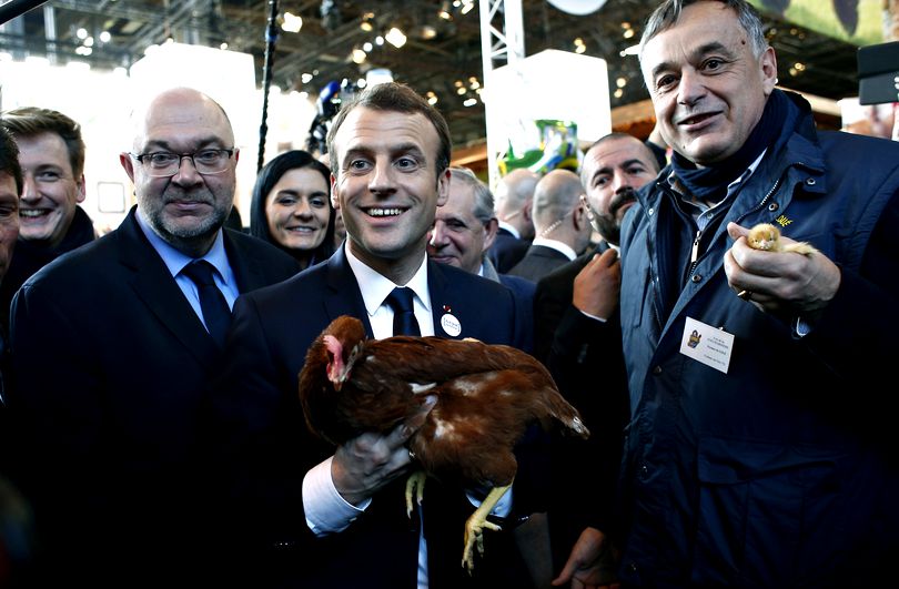 Emmanuel Macron și găina lui (VIDEO)