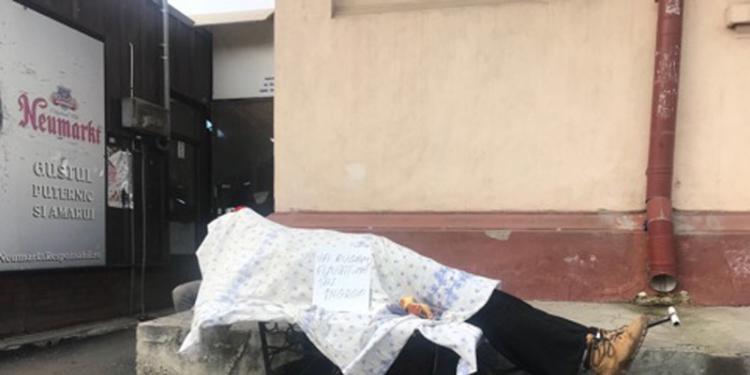 Se întâmplă în România: Au ieșit cu mortul la cerșit
