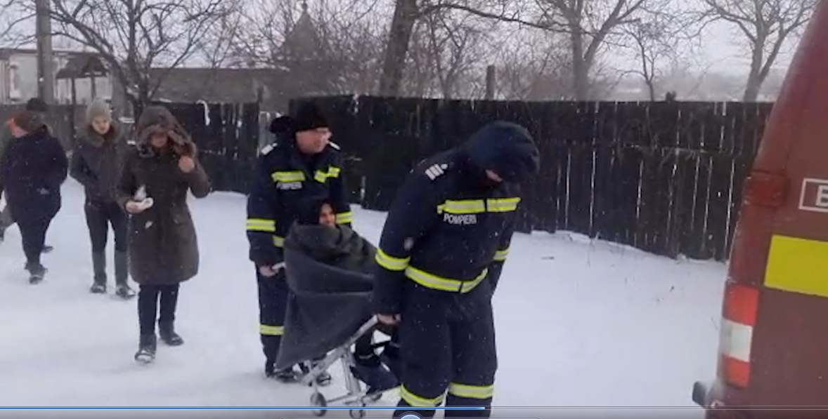 Bolnavi salvaţi de pompieri (VIDEO)