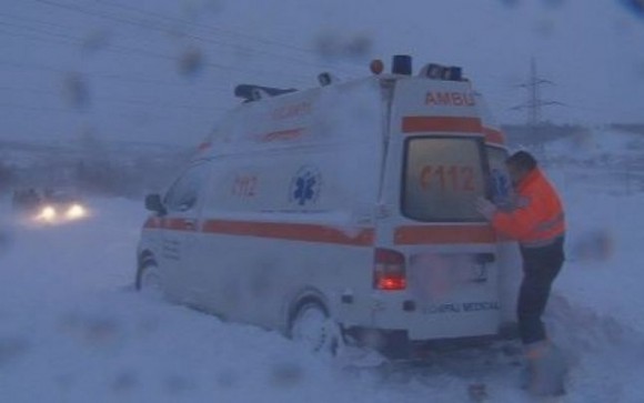 Ambulanță înzăpezită