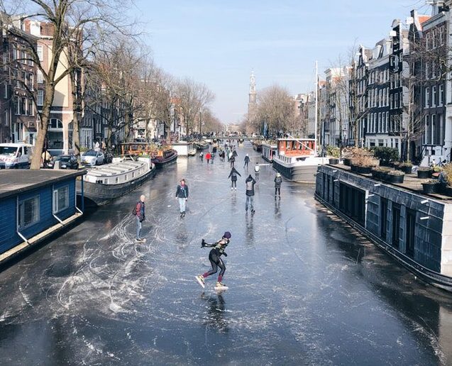 VIDEO Patinatori pe canalele înghețate din Amsterdam