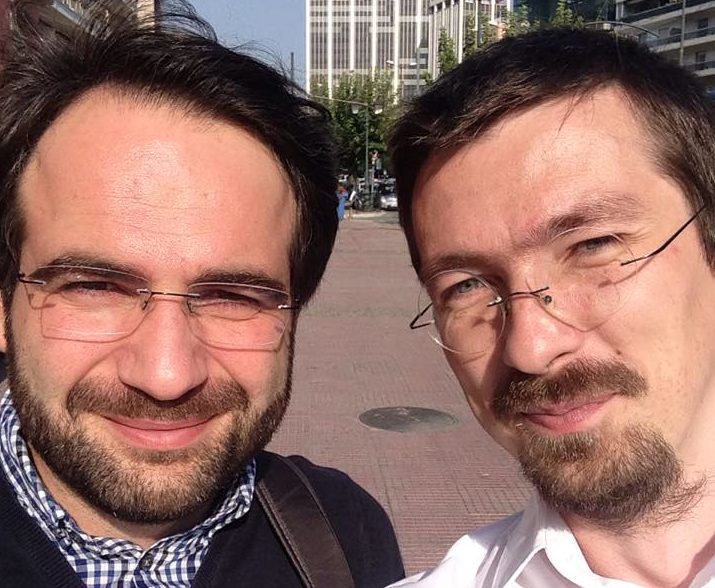 Doi români aduc manualele școlare digitale în școli din întreaga lume