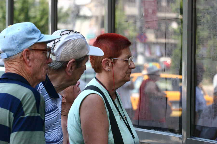 Mii de lei pentru pensii date morților