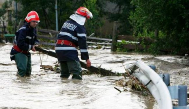 Fisuri în podul de pe râul Suceava