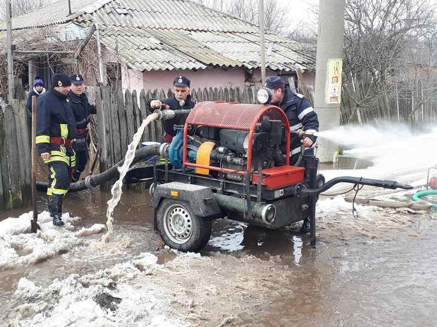 Case inundate şi oameni evacuaţi după topirea zăpezilor