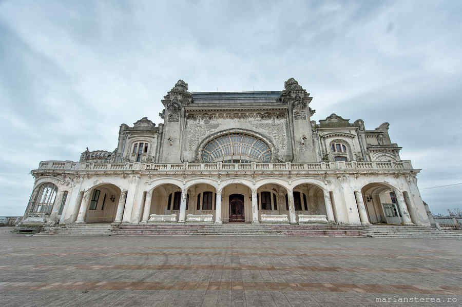Între splendoare şi mizerie, Cazinoul din Constanţa pare să iasă din conul de umbră