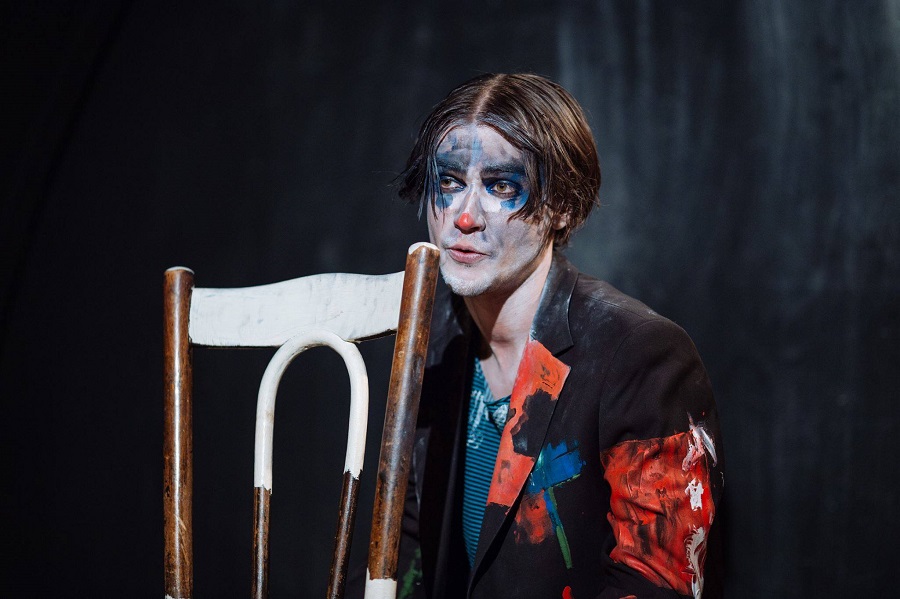 Să uităm războaiele de fiecare zi şi să ne bucurăm de teatru