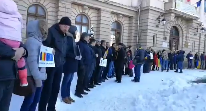 Lanț uman împotriva lui „Tudorel” (VIDEO)