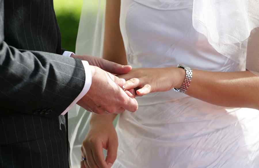 O modă care prinde şi la noi. Căsătoriții semnează pe tabletă