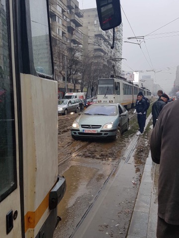 Un tramvai numit…mașină (poza zilei)