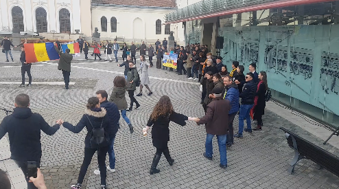Zeci de români și basarabeni s-au prins în Hora Unirii
